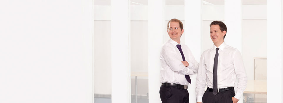 Cadosys Geschäftsführer Tobias Schwarz und Christoph Schwarz in ihren Büroräumen